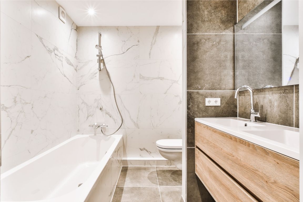 errores-comunes-al-reformar-un-bano-y-como-evitarlos-con-materiales-de-calidad